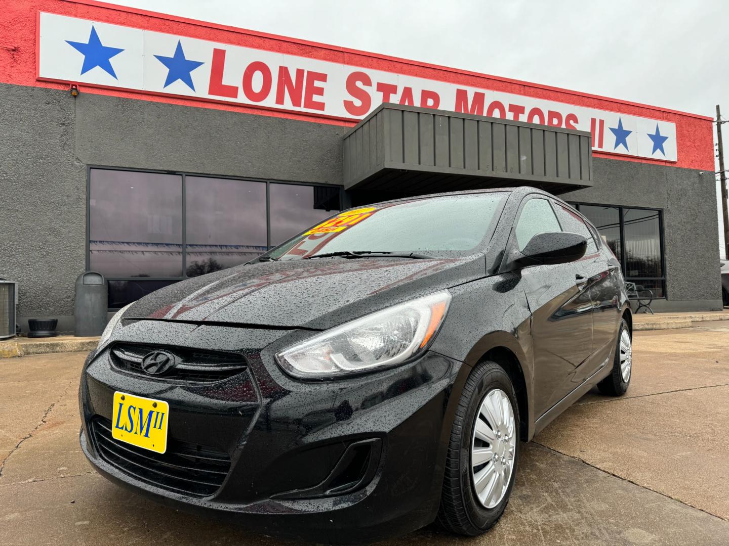 2017 BLACK /Gray HYUNDAI ACCENT SE SE 4dr Hatchback 6A (KMHCT5AE2HU) with an 1.6L I4 engine, Automatic 6-Speed transmission, located at 5900 E. Lancaster Ave., Fort Worth, TX, 76112, (817) 457-5456, 0.000000, 0.000000 - CASH CAR ONLY, NO FINANCING AVAILABLE. THIS 2017 HYUNDAI ACCENT SE 4 DOOR HATCHBACK RUNS AND DRIVES GREAT. IT IS EQUIPPED WITH A CD PLAYER, AM/FM RADIO AND AN AUX PORT. THE TIRES ARE IN GOOD CONDITION AND STILL HAVE TREAD LEFT ON THEM. THIS CAR WILL NOT LAST SO ACT FAST! Call or text Frances a - Photo#0